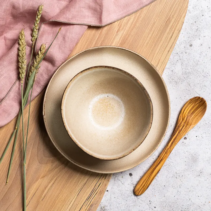 Assiette et bol en céramique beige