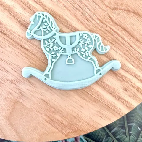 Cheval à bascule floral